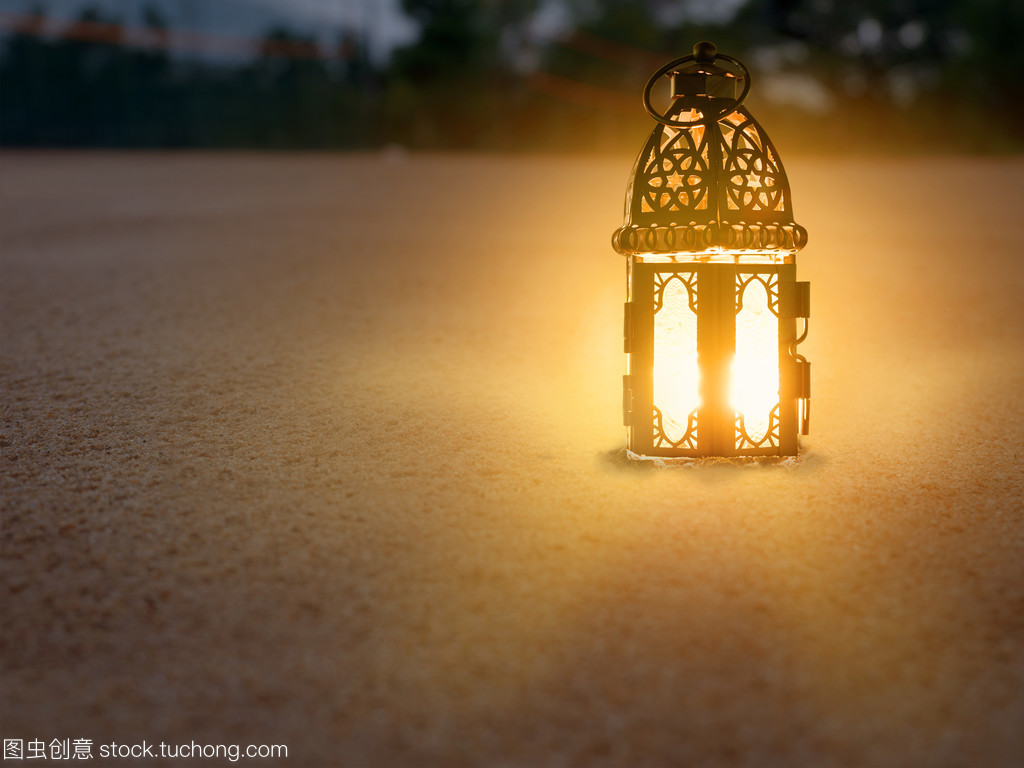 照明用燈照耀著地面起砂游樂里面點(diǎn)上蠟燭